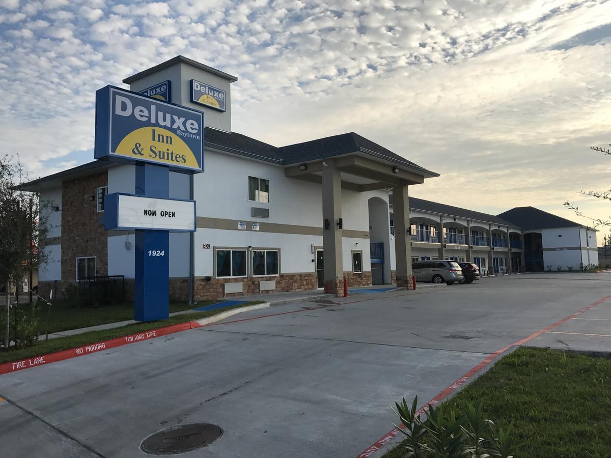 Deluxe Inn & Suites - باي تاون المظهر الخارجي الصورة