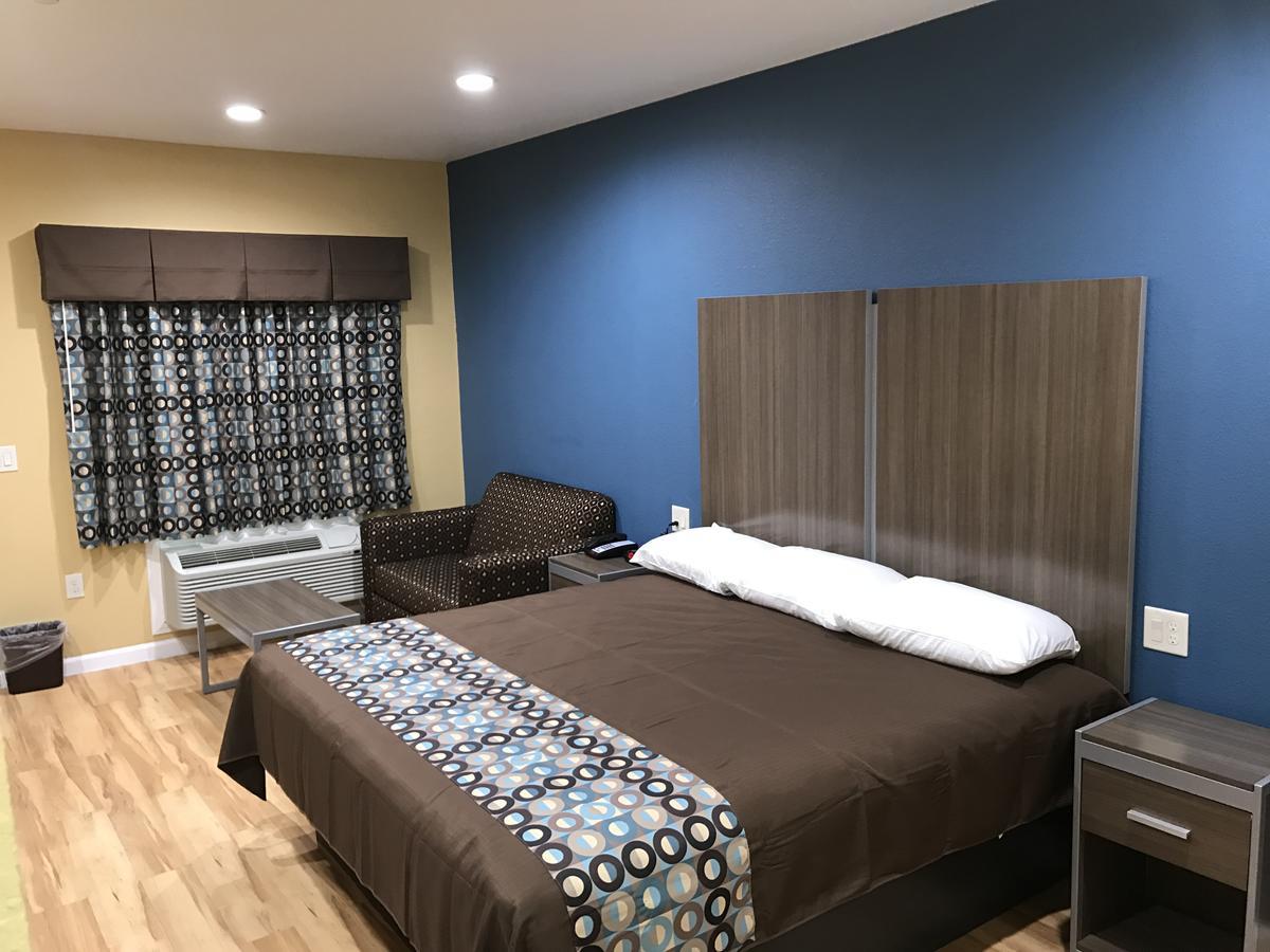 Deluxe Inn & Suites - باي تاون المظهر الخارجي الصورة